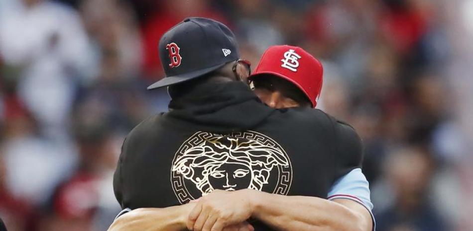 David Ortiz le da un efusivo abrazo a su amigo Albert Pujols durante el homenaje que le hicieron los Medias Rojas este sábado.