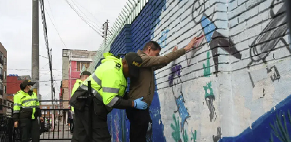 Agentes de la Policía registran a un individuo en Bogotá, Colombia. Europa press