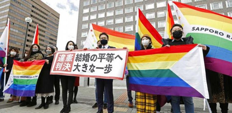 Grupo de japoneses en protesta por la aprobación del matrimonio homosexual, EFE