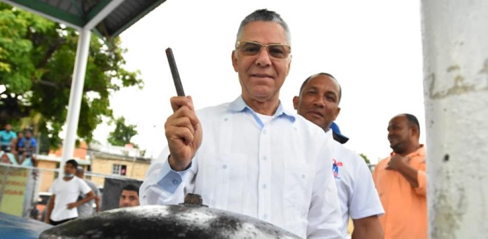 El alcalde Manuel Jiménez al momento de dar el campanazo para dejar iniciado el torneo de boxeo de los III Juegos Municipales Santo Domingo Este.