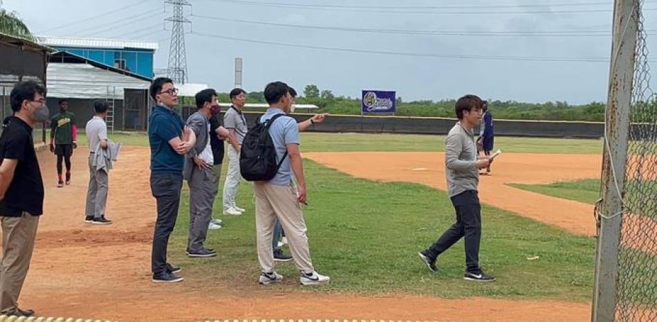 Ejecutivos del béisbol coreano observan talento de América Latino en su labor de cazatalentos.