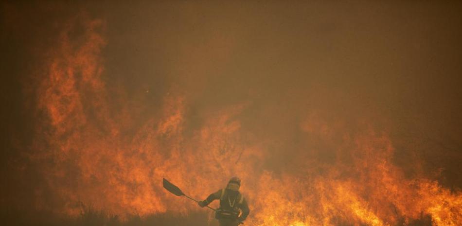 Un bombero combate un incendio forestal en la Sierra de la Culebra, en Zamora, España, el sábado 18 de junio de 2022. Emilio Fraile/Europa Press vía AP