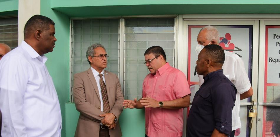 El ministro de Deportes, Francisco Camacho junto al presidente de la Federación Dominicana de Boxeo, Rubén García, en su recorrido por el Coliseo Carlos Teo Cruz.