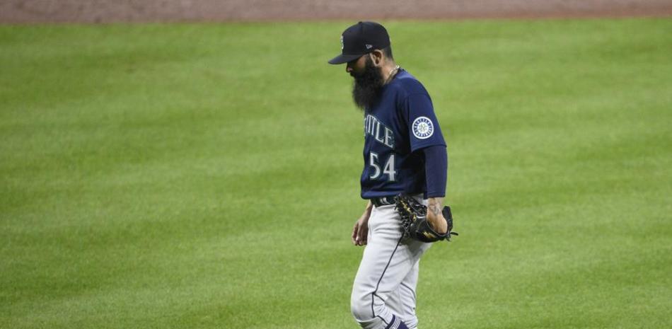 El relevista mexicano Sergio Romo, de los Marineros de Seattle, deja el partido ante los Orioles de Baltimore en el sexto inning, el pasado 1 de junio, en Baltimore.