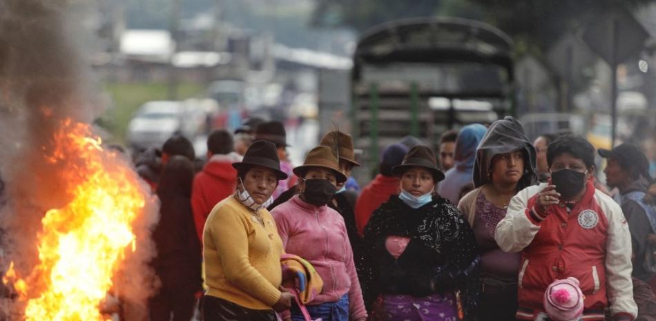 Indígenas y campesinos permanecen en un bloqueo en el barrio de Cutuglagua, al sur de Quito, el 19 de junio de 2022 mientras esperan la llegada de sus compañeros que se movilizan desde la provincia de Cotopaxi. Los manifestantes indígenas que exigían combustible más barato en Ecuador desafiaron el estado de emergencia el domingo y continuaron con los bloqueos de carreteras ahora en su sexto día. Cristina Vega RHOR / AFP