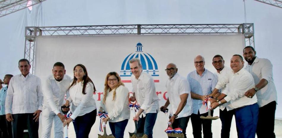 El presidente Luis Abinader encabeza el primer palazo para la reconstrucción del estadio de béisbol de Los Toros en Azua.