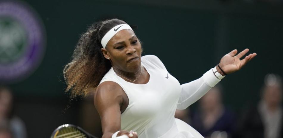 Serena Williams devuelve ante Aliaksandra Sasnovich durante la primera ronda del torneo de Wimbledon, el 29 de junio de 2021.