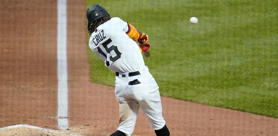 El dominicano Oneil Cruz, de los Piratas de Pittsburgh, conecta un doblete de tres carreras en el tercer inning del partido ante los Cachorros de Chicago.