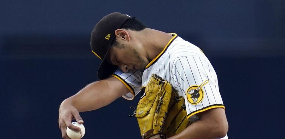 El abridor de los Padres Yu Darvish se limpia la cara con una manga mientras lanza contra los Diamondbacks de Arizona en el tercer inning de su juego de béisbol.