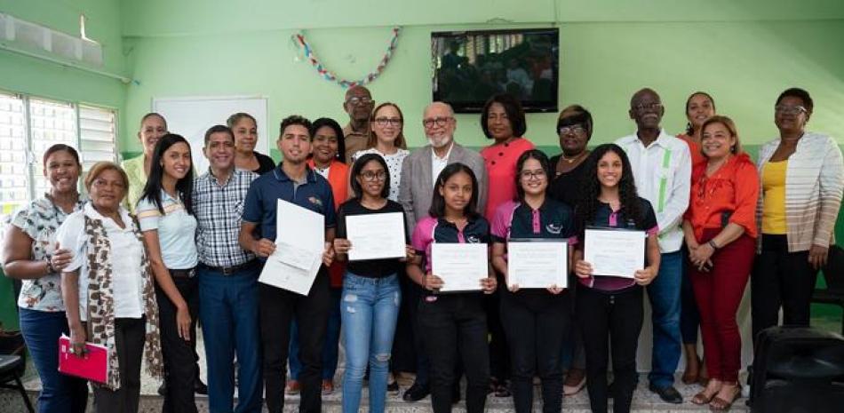 Rafael Núñez Cedeño y su esposa Yulissa Núñez junto a los cinco estudiantes premiados por la Fundación DAMA por su alto rendimiento académico.