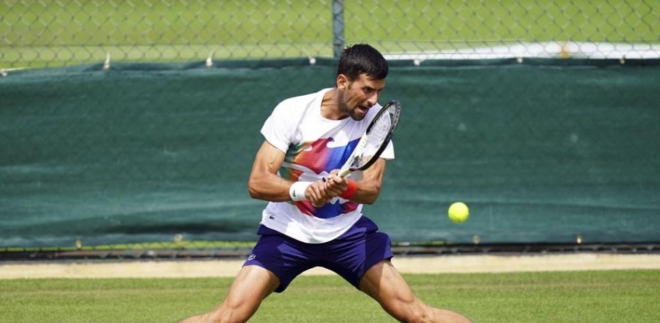 Novak Djokovic durante un entrenamiento previo al torneo de Wimbledon.