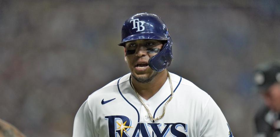 El mexicano Isaac Paredes, de los Rays de Tampa Bay, festeja tras conectar un jonrón solitario en el primer inning del juego ante los Yanquis de Nueva York.