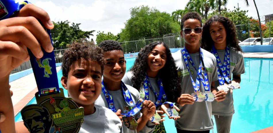 Cinco de los niños que ganaron medallas de oro en los Juegos Municipales SDE.