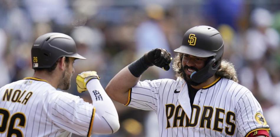 El colombiano Jorge Alfaro (derecha), de los Padres de San Diego, es felicitado por Austin Nola, luego de conectar un jonrón en el duelo ante los Diamondbacks.