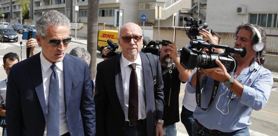 El director canadiense Paul Haggis, en el centro, llega con su abogado Michele Laforgia al tribunal de justicia de Brindisi en el sur de Italia, el miércoles 22 de junio de 2022. (Foto AP/Salvatore Laporta).