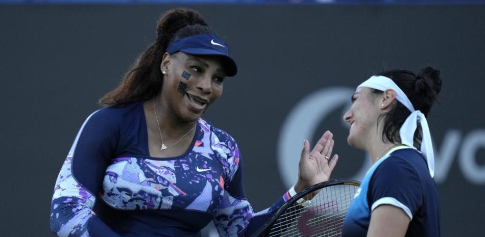 Serena Williams y Ons Jabeur celebran tras vencer a Shuko Aoyama y Hao-Ching en los cuartos de final de dobles del torneo de Eastbourne en Inglaterra.