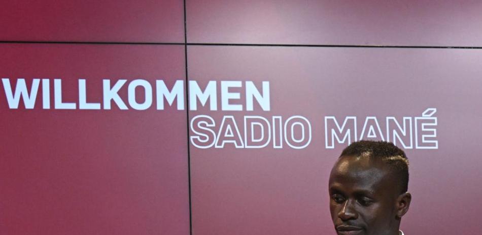 Sadio Mané llega a su presentación como nuevo jugador del Bayern Múnich.