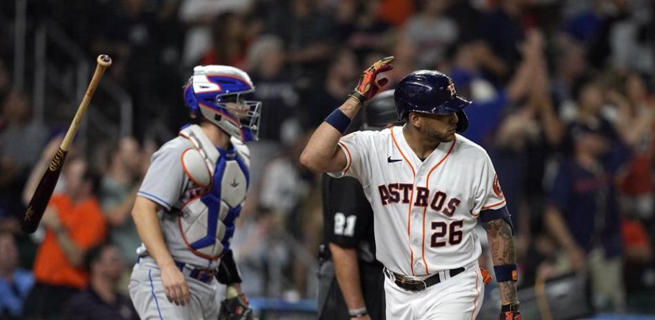 El pelotero de los Astros de Houston José Siri lanza su bate tras batear un jonrón contra los Mets de Nueva York en un partido de las Grandes Ligas en Houston.