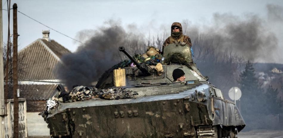 Un tanque ucraniano se abre camino en una carretera en la ciudad nororiental de Trostyanets, el 29 de marzo de 2022. 
Foto: FADEL SENNA / AFP