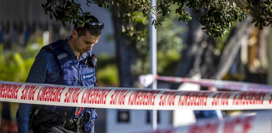 La policía levantar un cordón policial y registra una zona de un suburbio de Auckland donde se reportaron múltiples apuñalamientos, en Nueva Zelanda, el 23 de junio de 2022.

Foto: Michael Craig/New Zealand Herald via AP