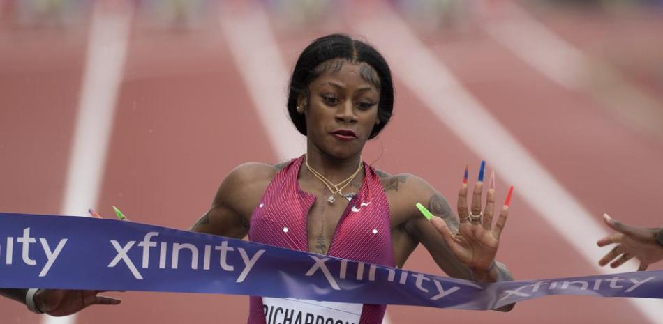 Sha'Carri Richardson cruza la meta en segundo lugar en la prueba de los 100 metros de mujeres en Prefontaine Classic, en Eugene, Oregon.