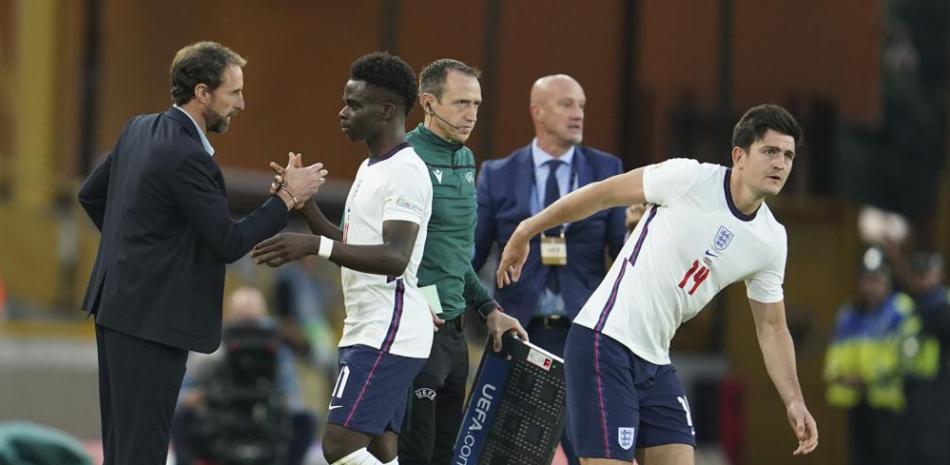 El técnico de Inglaterra Gareth Southgate (izquierda) saluda a Bukayo Saka tras ser una sustitución durante el partido contra Hungría en la Liga de Naciones.