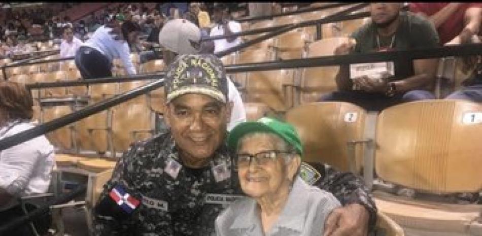 Doña Bienvenida Moquete de Mateo, La Esperanza Verde, junto a su hijo el coronel Jacobo Moquete, mientras veían un partido de las Estrellas.