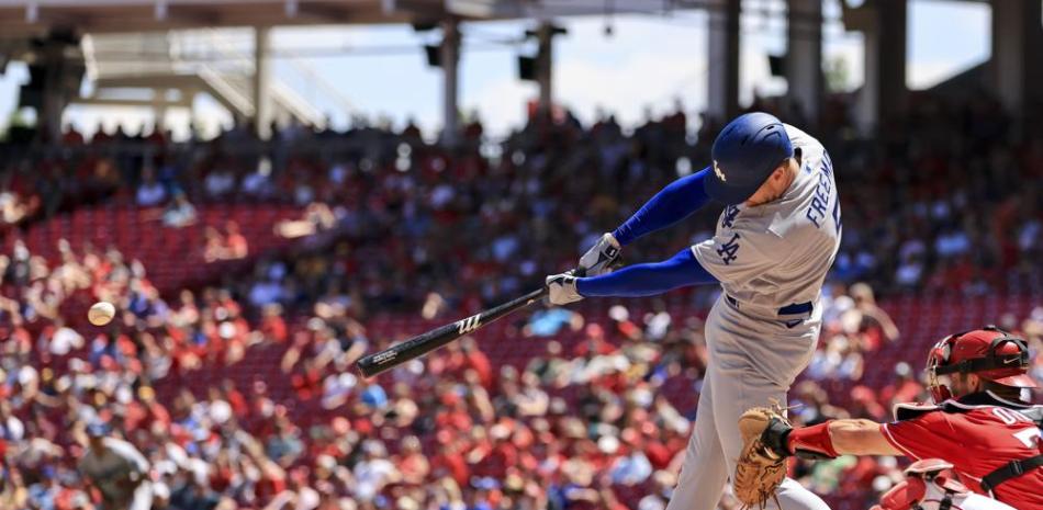 Freddie Freeman, de los Dodgers de Los Ángeles, batea un sencillo en el octavo inning ante los Rojos de Cincinnati.