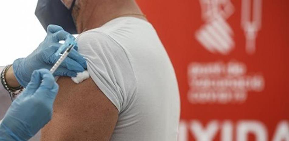 Una sanitaria vacuna a un hombre con la tercera dosis de la vacuna de Moderna. Europa press