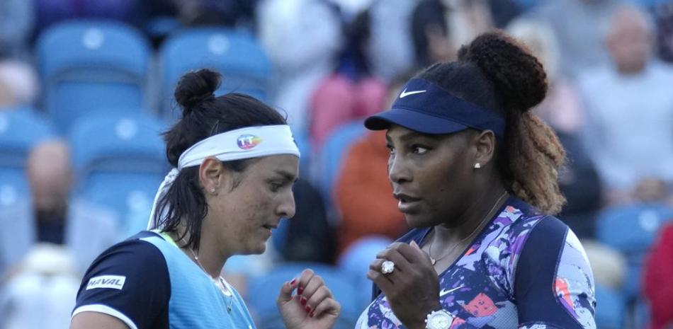 Serena Williams (derecha) y Ons Jabeur durante el partido de cuartos de final contra Shuko Aoyama y Hao-Ching en el torneo de Eastbourne en Inglaterra.