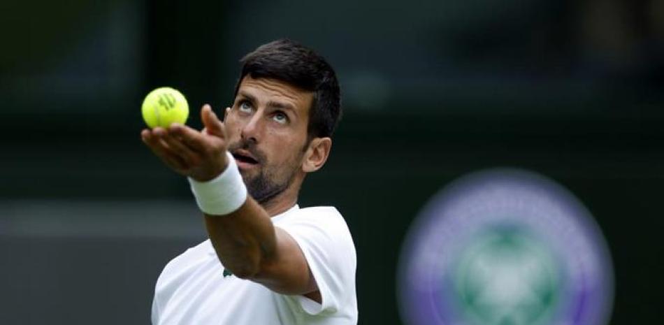 El serbio Novak Djokovic entrena en la Cancha Central previo a Wimbledon, en el All England Club de Londres.