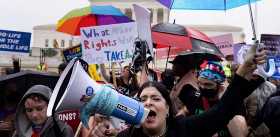 Activistas a favor y en contra del aborto se concentran frente a la Corte Suprema en Washington D.C.