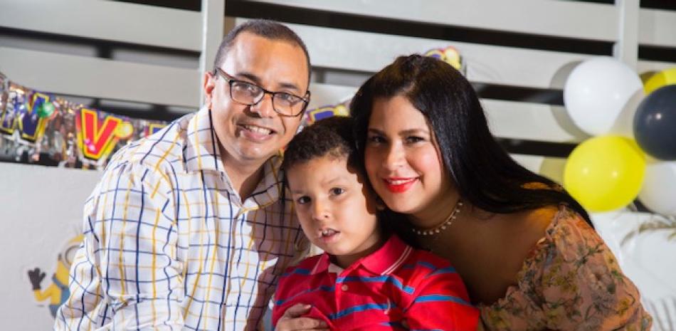 Fernando Gabriel Quiroz Flavia´ con sus padres Fernando e Iranna.