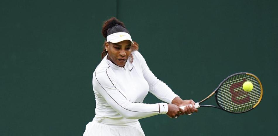 Serena Williams practica en la Cancha Central  para el torneo de Wimbledon (Adam Davy/PA via AP)