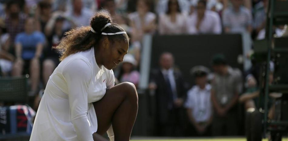 Serena Williams se arrodilla tras perder un punto ante la alemana Angelique Kerber en la final de Wimbledon, el sábado 14 de julio de 2018.