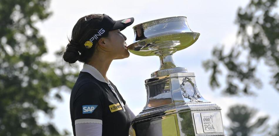 In Gee Chun besa el trofeo al ganar el Campeonato de la PGA el domingo 26 de junio de 2022, en Bethesda, Maryland.