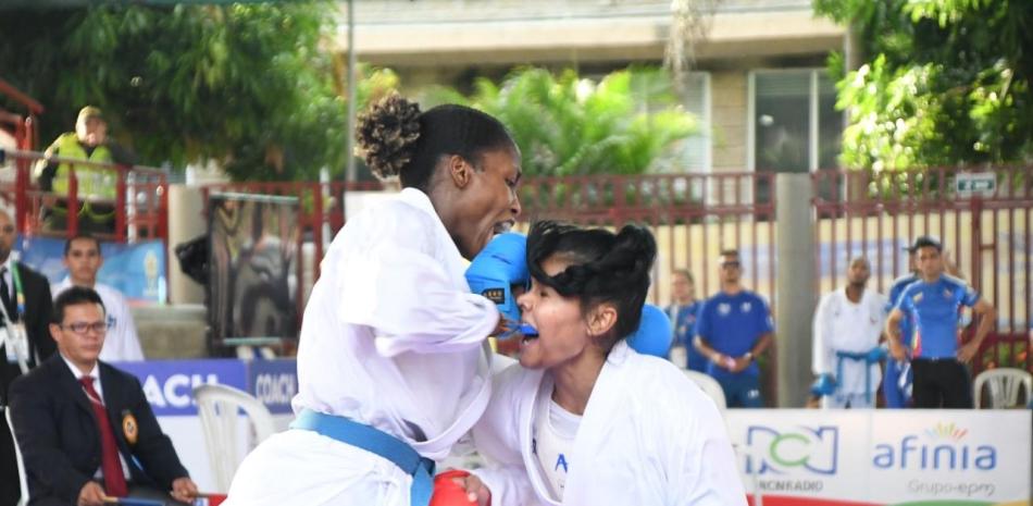 La dominicana Pamela Rodríguez, de karate, ataca a su oponente colombiana a la que derrotó apretadamente 1-0.