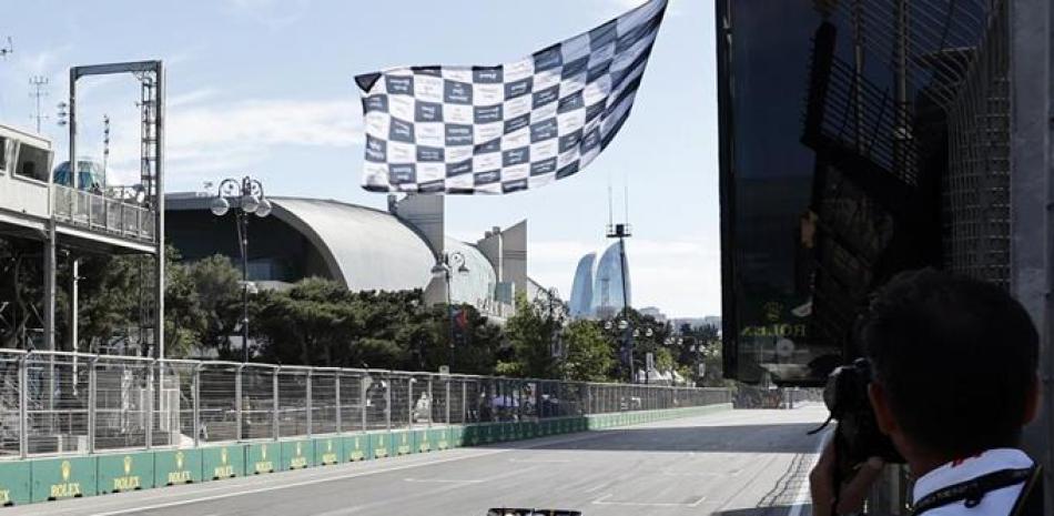 El piloto de Red Bull Max Verstappen cruza la línea de meta tras ganar el Gran Premio de Azerbaiyán.