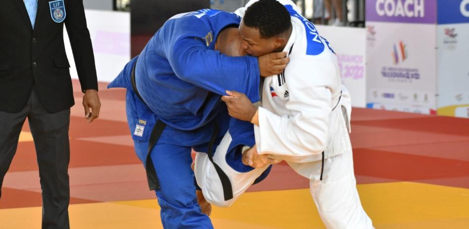 José Nova aparece en acción durante su combate por la medalla de oro en los Juegos Bolivarianos.