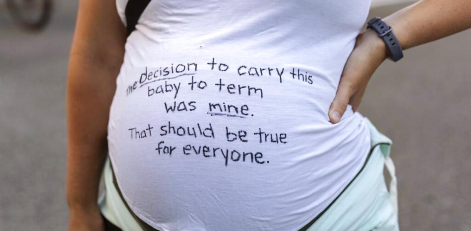Una manifestante embarazada aparece con un mensaje en su camiseta en apoyo del derecho al aborto durante una marcha, el viernes 24 de junio de 2022, en Seattle.

Foto: AP/Stephen Brashear