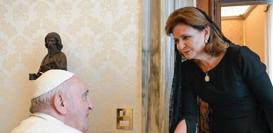 Papa Francisco y la vicepresidente de la República Raquel Peña.