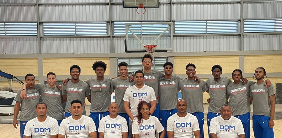 Integrantes del equipo dominicano categoría Sub17 que participará en el mundial de baloncesto en Málaga, España.