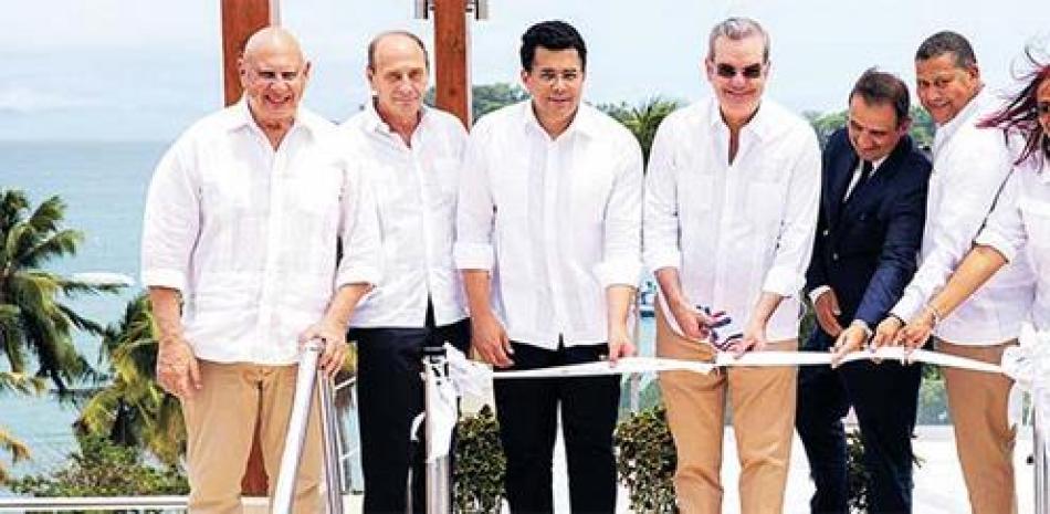 El presidente Luis Abinader y el ministro de Turismo, David Collado, encabezaron la apertura de trabajos en el Malecón de Samaná. EXTERNA