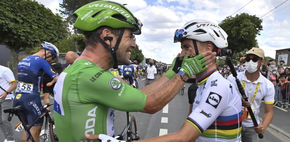 Mark Cavendish (con uniforme verde) celebra con Julian Alaphilippe tras ganar la sexta etapa del Tour de Francia en Chateauroux, el 1 de junio de 2021.