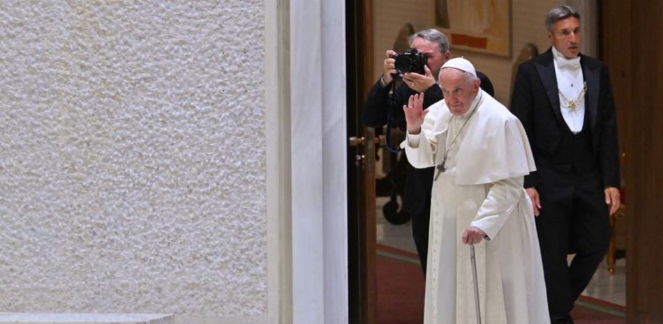 El papa Francisco saluda tras celebrar una audiencia a las Comunidades del Camino Neocatecumenal el 27 de junio de 2022 en la sala Pablo VI de El Vaticano. Foto: Andreas Solaro/AFP.