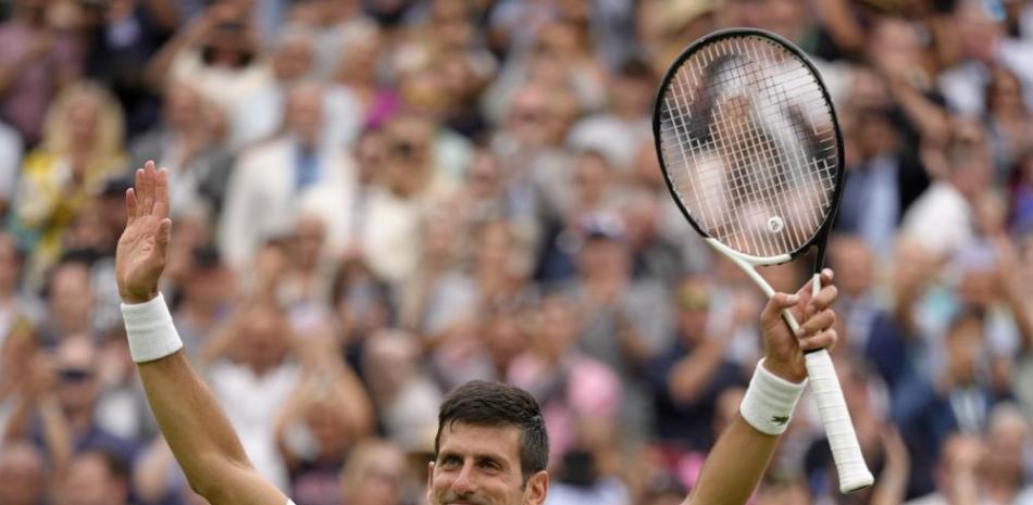 Novak Djokovic celebra tras derrotar a Kwon Soonwoo en la primera ronda de Wimbledon, este lunes 27 de junio de 2022.