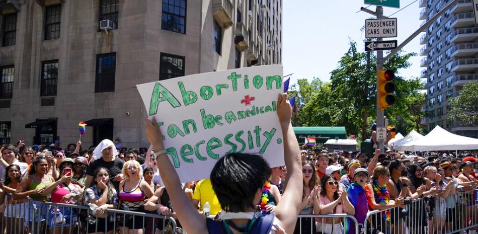 Una mujer sostiene un cartel de apoyo al derecho al aborto mientras marcha por la Quinta Avenida durante el desfile anual del orgullo LGBTQ de Nueva York, el domingo 26 de junio de 2022, en Nueva York.

Foto: AP Foto/Mary Altaffer