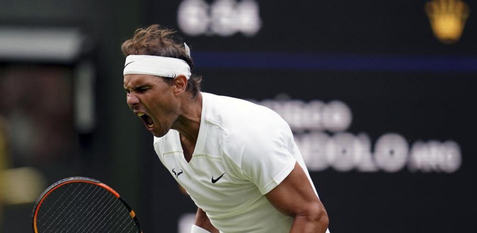 Rafael Nadal reaccionar tras ganar un punto ante Francisco Cerundolo en la primera ronda del Abierto de Wimbledon.