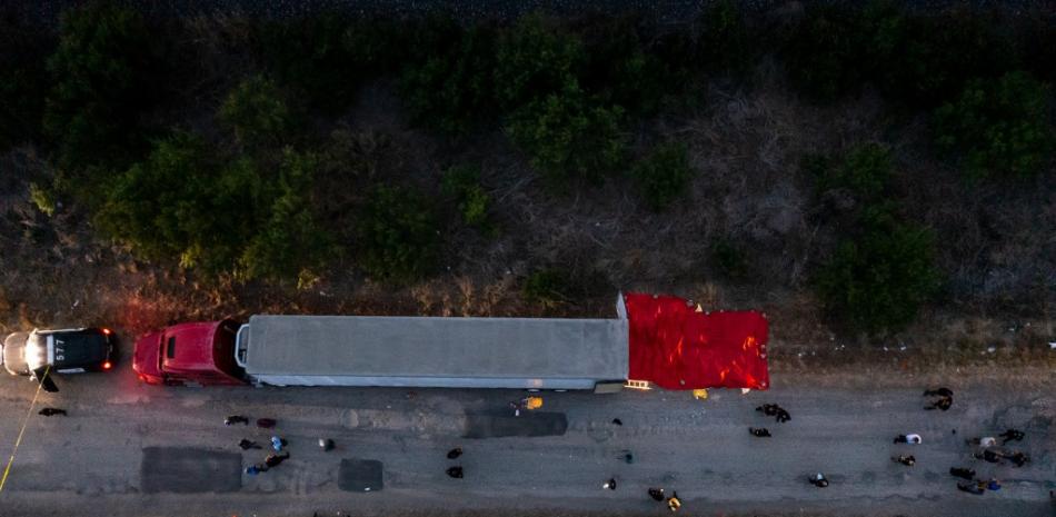 En esta vista aérea, miembros de las fuerzas del orden investigan un camión el 27 de junio de 2022 en San Antonio, Texas. Foto: Jordan Vonderhaar/AFP.