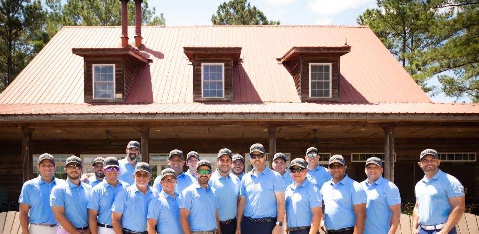 Grupo de Fiebruses posando frente a la casa club del Tobacco Road Golf Club, en el viaje de ganadores del Torneo BM Cargo.